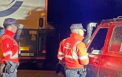 Agentes de la Policía Foral junto a un vehículo