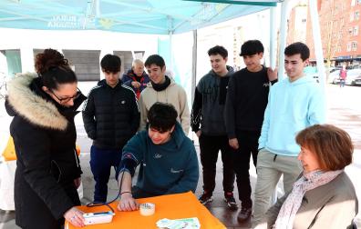 Un grupo de jóvenes, este jueves en la carpa informativa de Alcer que busca sensibilizar sobre las enfermedades renales