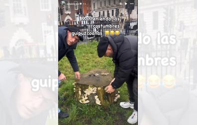 jon Zabaleta y su compañero bromean con las "setas" de MAnchester /