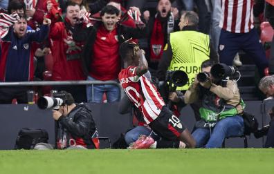 Nico Williams celebra uno de los dos goles que marcó a la Roma /