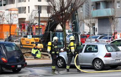 Dos bomberos trabajan en el punto en el que se ha registrado el escape de gas