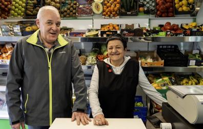 José Luis Landa Timoneda y Mari Jose Zabala Aramendía tras el mostrador de Comestibles Landa, que no cerró en toda la pandemia