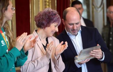 El Replasa Beti Onak, recibido en el Salón del Trono del Palacio de Navarra.
