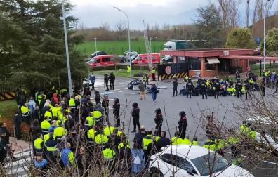 Protesta de los trabajadores de BSH Esquíroz bloqueando desde las ocho de esta mañana los accesos a las instalaciones de la empresa