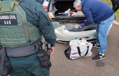 La Guardia Civil localizó un doble fondo en la defensa trasera del vehículo.