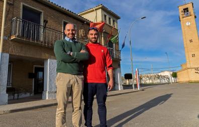 Gustavo Galarreta Pérez, presidente de la asociación (izda.,) y Fermín Goñi Villafranca, frente al ayuntamiento y la iglesia de Figarol