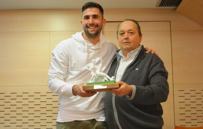 Jesús Areso recibe el premio al mejor gol de la pasada temporada de manos de Jesús Manso