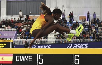 La española Fátima Diame vuela durante uno de sus saltos /