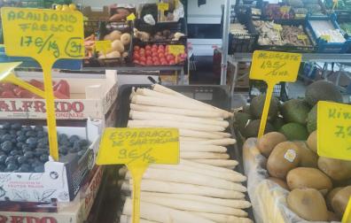 Espárragos de Sartaguda en un puesto en el mercadillo de Barañáin este martes