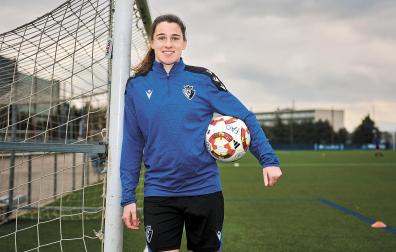 Saioa Larumbe, antes de la sesión de entrenamiento de ayer en los campos anexos en Tajonar /