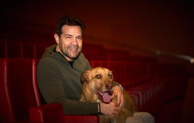 Juan Dávila junto a su perra Masha en la Sala Principal de Baluarte