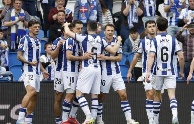Mikel Oyarzabal celebra su gol junto a sus compañeros