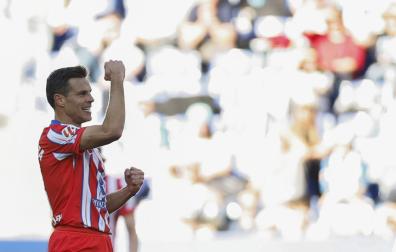 El navarro César Azpilicueta celebra su gol ante el Espanyol