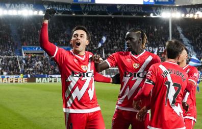 Pedro Díaz celebra el gol anotado ante el Alavés junto a sus compañeros