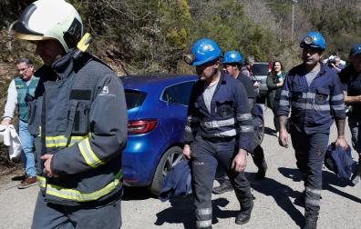 Efectivos de emergencias durante las labores de búsqueda de las víctimas del accidente en la mina de Cerredo