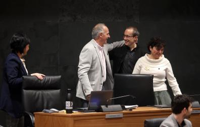 Adolfo Araiz es felicitado por Mikel Zabaleta, ambos parlamentarios de EH Bildu