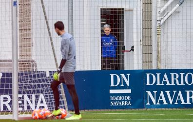 Bryan Zaragoza se asoma por la puerta que conduce al gimnasio para observar el entrenamiento de sus compañeros.	j.p. urdíroz