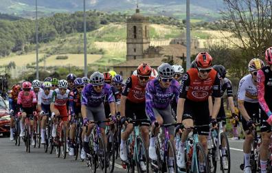 Imágenes de la salida, la carrera y los podios del Gran Premio miguel Induráin 2025 /