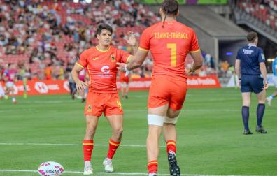 Los jugadores de la selección española de rugby 7 Ramos y Sáinz-Trápaga se saludan en el transcurso de un partido