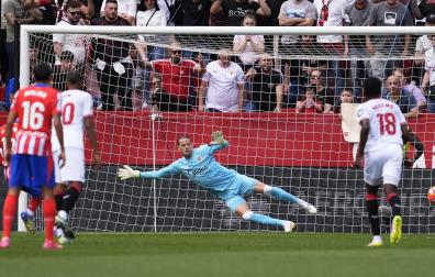 El meta sevillista Nyland se vence a su derecha engañado por Julián Álvarez en el penalti que supuso el 1-1 /