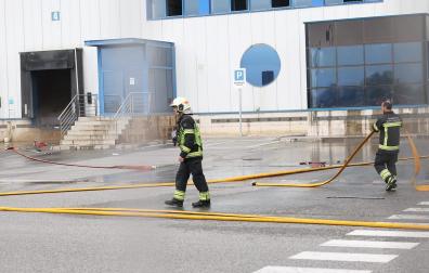 Empleados de la empresa Virto de Funes tuvieron que ser desalojados por el incendio /