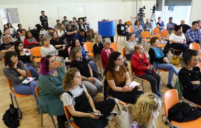 Parte del público que se congregó ayer en el Foro de Barrio de Buztintxuri
