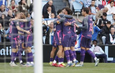 Los jugadores del Espanyol celebran el gol ante el Celta, durante el partido de LaLiga en Primera División que Celta de Vigo y RCD Espanyol disputan este sábado en el estadio de Balaídos