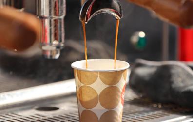 Foto de un café sirviéndose de la máquina
