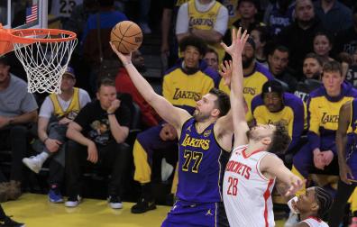 Luka Doncic (izquierda), en un partido con Los Ángeles Lakers