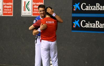 Zabala felicita a Jokin Altuna tras el partido del Atano.