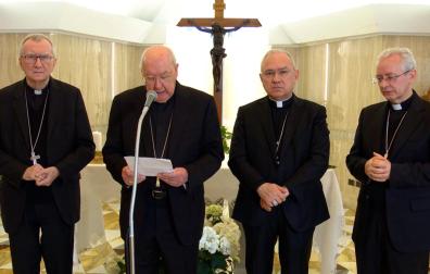El cadenal Kevin Joseph Farrell (2 izda) anuncia el fallecimiento del papa Francisco