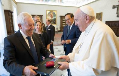 Momento en el que el expresidente del sindicato UAGN, Ángel Eraul, recoge un libro y un rosario de la mano del Papa Francisco