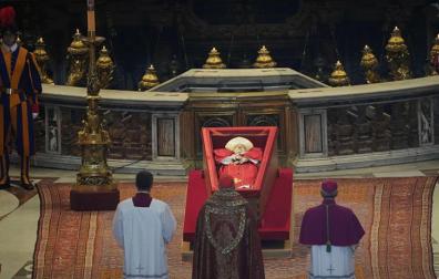 La capilla ardiente del papa Francisco ya se ha instalado en la basílica de San Pedro