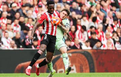 El navarro Iñaki Williams protege el esférico ante Viti durante el encuentro /