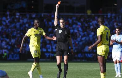 Alberola Rojas expulsa al central del Villarreal Bailly tras derribar a Alfon cuando se marchaba solo hacia la meta rival /