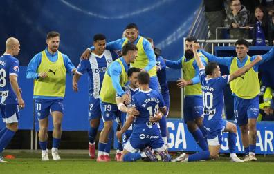 Los jugadores del Alavés celebran el tanto de Tenaglia que fue suficiente para doblegar a la Real Sociedad /