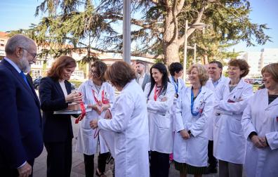 Fotos de la ministra de Sanidad, Mónica García, durante su visita al Hospital Universitario de Navarra, en Pamplona.