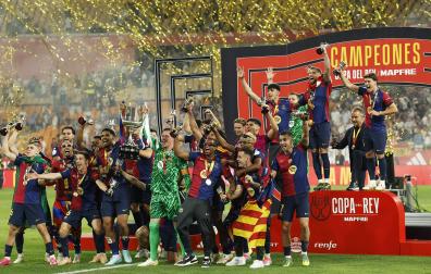 Los jugadores del F.C. Barcelona celebran con la Copa del Rey el triunfo de la final contra el Real Madrid /