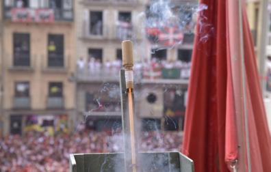 Imagen del cohete que se lanza en el chupinazo desde el balcón del Ayuntamiento de Pamplona