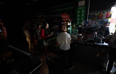 A: MIGUEL OSÉS
F: 28-4–2025
P: 
L: PAMPLONA
T: GENTE COMPRANDO EN SUPERMERCADO SIN LUZ
