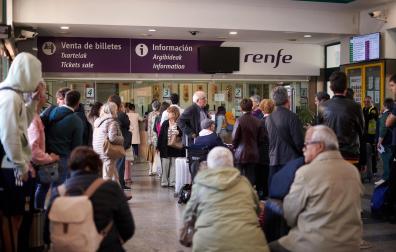 Vuelta a la normalidad tras el apagón eléctrico sufrido en Navarra este lunes 28 de abril. Los trenes de la estación de tren de Pamplona vuelven a salir.