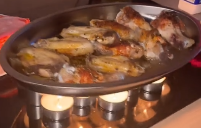La usuaria de Tik Tok @mariarotero ha enseñado en su perfil cómo cocinaron pollo con velas.