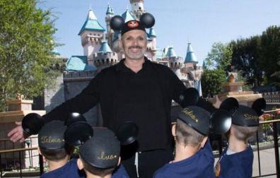 Miguel Bosé publicó una foto con sus cuatro hijos de espaldas para dar a conocer que había sido padre por gestación subrogada