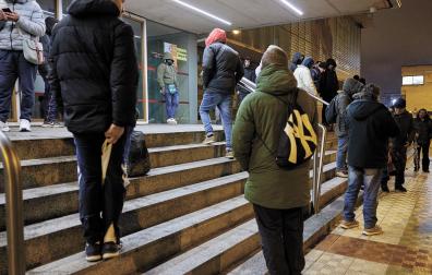 Personas sin hogar esperan a entrar al albergue que se habilitó el año pasado en las Damas Apostólicas