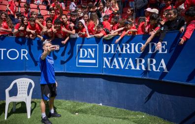 Bryan Zaragoza se fotografía con unos escolares el pasado miércoles en la fiesta en El Sadar del Aula Rojilla