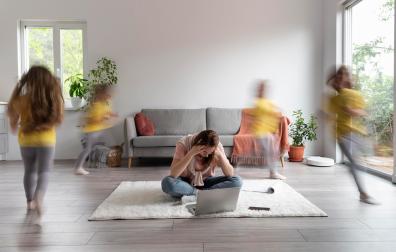 Una mujer, en casa con sus hijos