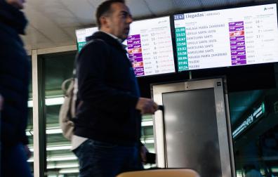 Pantallas en las que se pueden ver los retrasos y las horas de llegada de los trenes en la Estación de Atocha como consecuencia del robo de cables