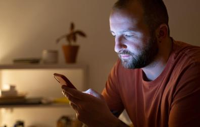 Un hombre, consultando su móvil