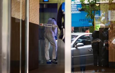 Agentes de la Policía Municipal trabajan en el interior del portal donde apareció el cuerpo sin vida /