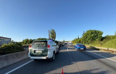 Imagen de un coche de la Guardia Civil, entre las retenciones ocasionadas por al accidente en la Ronda